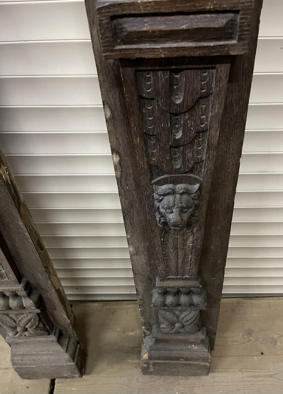 Coppia di pilastri antichi in rovere massello con intaglio in legno raffigurante leone e re/regina. (photo 6 of 10)