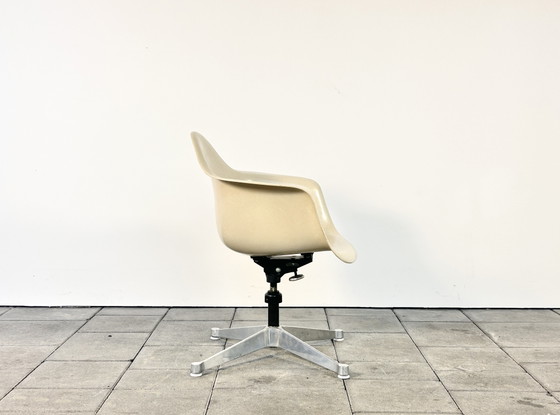 Silla Herman Miller DAT Fibra de Vidrio Herman Miller Milacron Años 60 – Sillas giratorias, Fiberglass (photo 3 of 10)