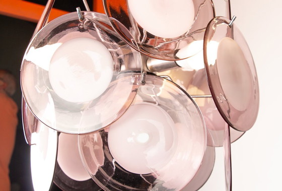 Image 1 of Lampadario “Space Age” composto da 15 pendenti in vetro di Murano rosa e bianco, modello “Disc” di Gino Vistosi 1970.