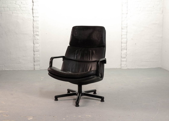 Nederlandse design draaibare loungestoel van zwart leer, F-serie, ontworpen door Geoffrey Harcourt voor (photo 2 of 13)