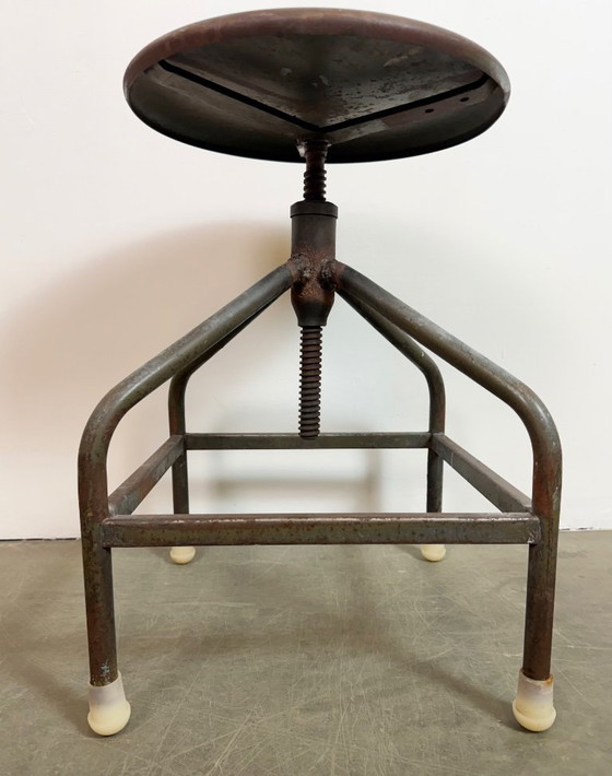 Image 1 of Tabouret pivotant industriel en fer, hauteur réglable, années 1960