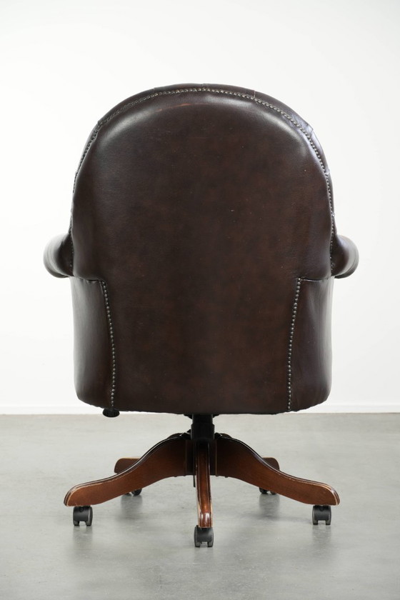 Image 1 of Silla de oficina Chesterfield antigua de piel de vaca marrón con ruedas, de lujoso estilo inglés.