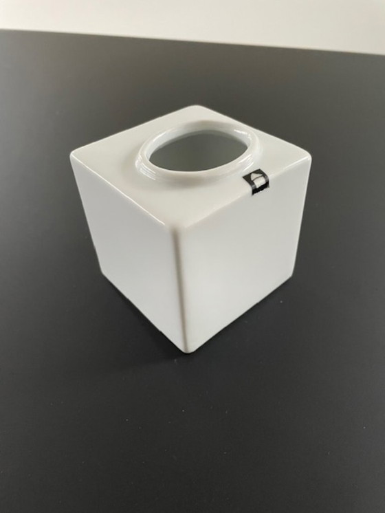 Image 1 of Jarrón cúbico Serax: diseño elegante en cerámica blanca.