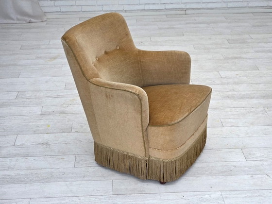 Image 1 of Poltrona danese, anni '70, in velluto verde chiaro.