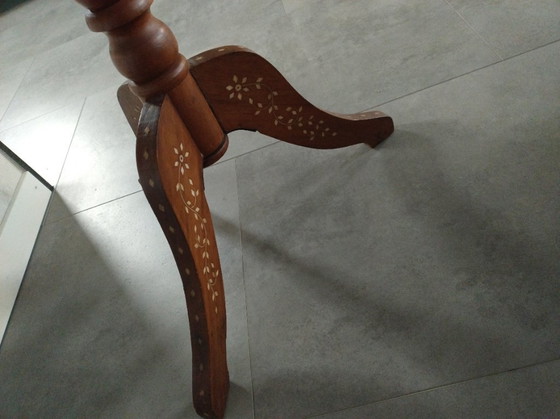 Image 1 of Scacchiera con intarsi in madreperla e pezzi intagliati a mano