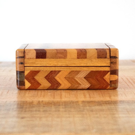 Image 1 of Scatola vintage in legno con intarsio a spina di pesce