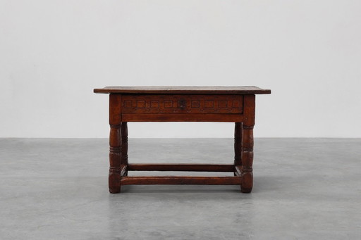 Mesa auxiliar de roble tallada a mano en estilo wabi wabi, España, Siglo XVII