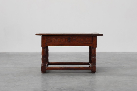 Image 1 of Mesa auxiliar de roble tallada a mano en estilo wabi wabi, España, Siglo XVII