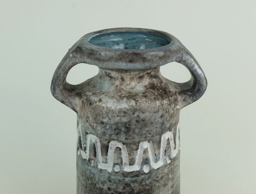vase à double anse en céramique est-allemande du milieu du siècle heissner keramik modèle V/32 motif en relief gris et bleu