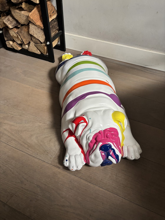 Image 1 of Multicolor liggend beeld Engelse Bulldog van hars 90 CM
