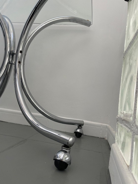 Image 1 of Salontafel van chroom en glas met wielen