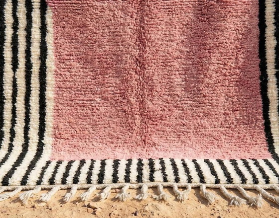 Image 1 of Prachtig handgemaakt roze vloerkleed van 250 cm x 150 cm.