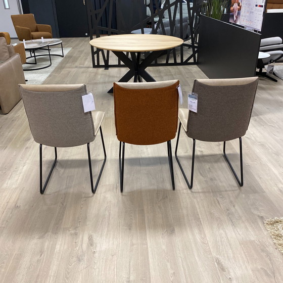 Image 1 of Table de salle à manger Nouvion Yvo Ø130 avec 3 chaises de salle à manger Koinor Essay (ensemble de 3)