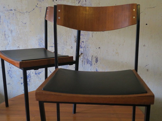 Image 1 of Paire de chaises empilables en teck et fer, style milieu du siècle, années 1960