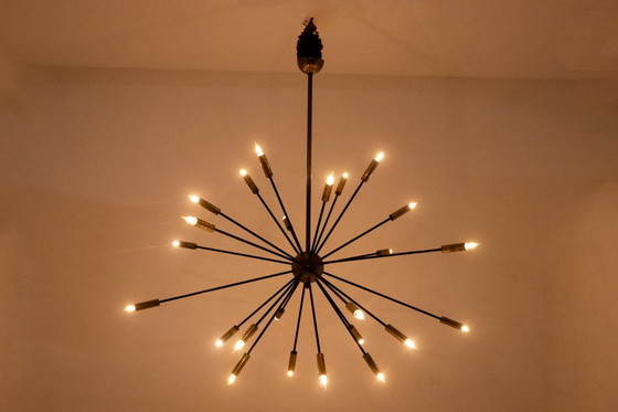 Image 1 of Lampadario a forma di Sputnik in ottone dorato patinato e lacca nera. Contemporaneo.