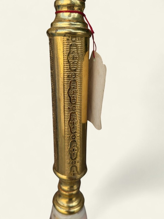 Image 1 of Rarität! Mid-Century Stehlampe mit rosafarbenem Samtschirm & Fransen – Messingfuß mit Marmorverzierung