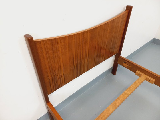 Image 1 of Lit simple vintage style scandinave en teck des années 60