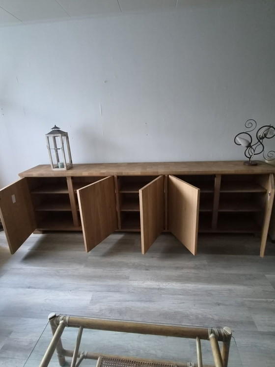 Bellissima credenza a 5 ante senza maniglie in legno massello di rovere. – Credenze, Wood (photo 3 of 6)