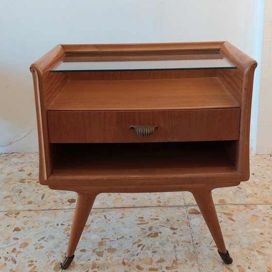 Image 1 of Par de mesitas de noche de mediados de siglo fabricadas por La Permanente.