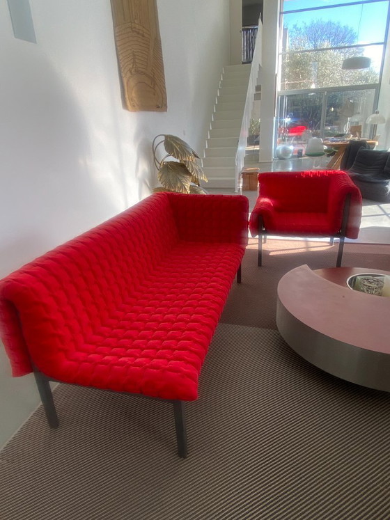 Image 1 of Inga Sempe - Ligne Roset Ruché Poltrona e chaise longue Rivestimento in velluto rosso e gambe in legno grigio 2025