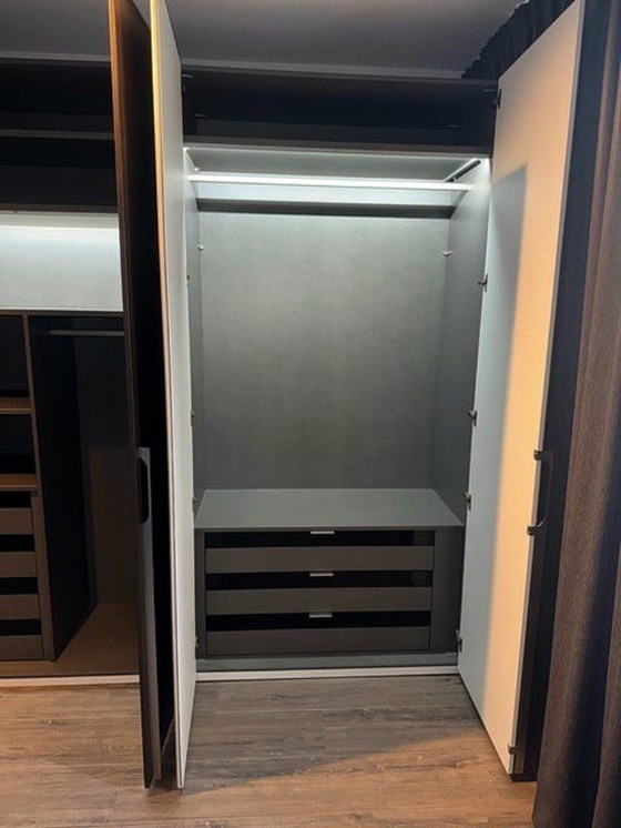 Image 1 of Armoire Nolte - blanc polaire brillant / placage noyer