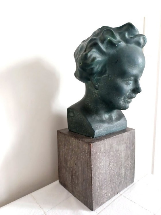 Image 1 of Busto de yeso de un niño - entreguerras/1950 - pátina verde - base de madera