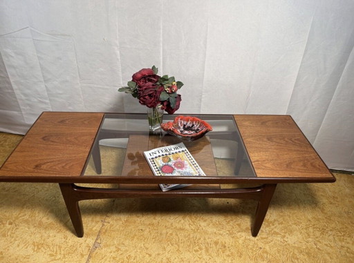Retro vintage teakhouten salontafel uit het midden van de vorige eeuw van GPlan.

"Mad Man" 1960.