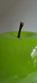 Dekorativer großer Apfel, eine Ode an Magritte