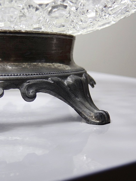 Image 1 of Bol antiguo de vidrio prensado con puntas de diamante, circa 1920-1950, sobre una base de peltre.