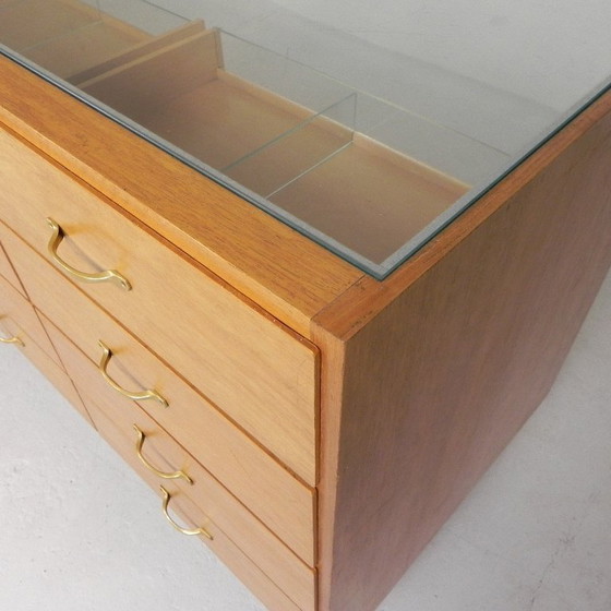 Image 1 of Mostrador/vitrina de exhibición de Ladenbau Brixius, 150 cm de largo, década de 1950.