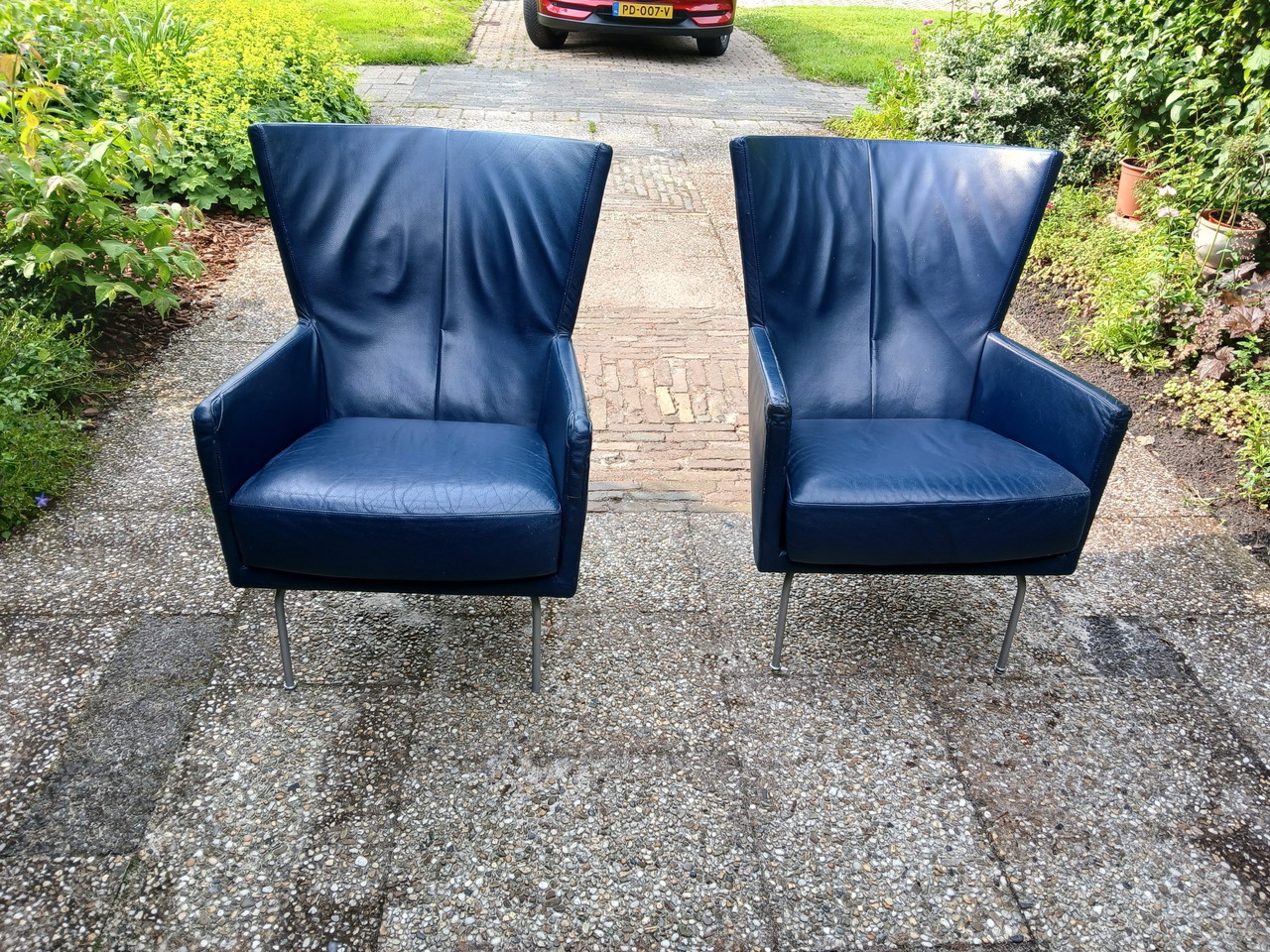 2 blaue Ledersessel