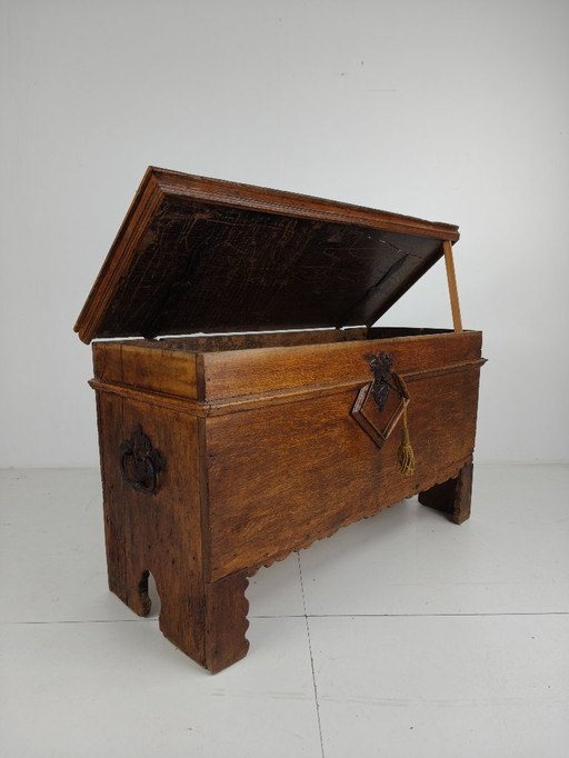 Elegante cassapanca in rovere del XVIII secolo – datata 1756