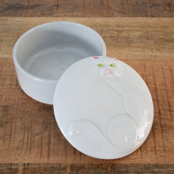 Image 1 of Boîte vintage en porcelaine blanche avec un chat sur le couvercle