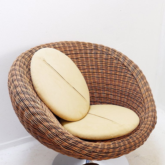 Image 1 of Paire de fauteuils pivotants en osier vintage