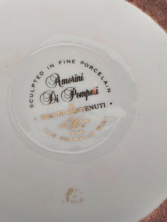 🕯️ Franklin Mint Biskuitporzellan-Kerzenständer „Amorini Di Pompei“ 1987 (Gianni Benvenuti) (photo 11 of 11)