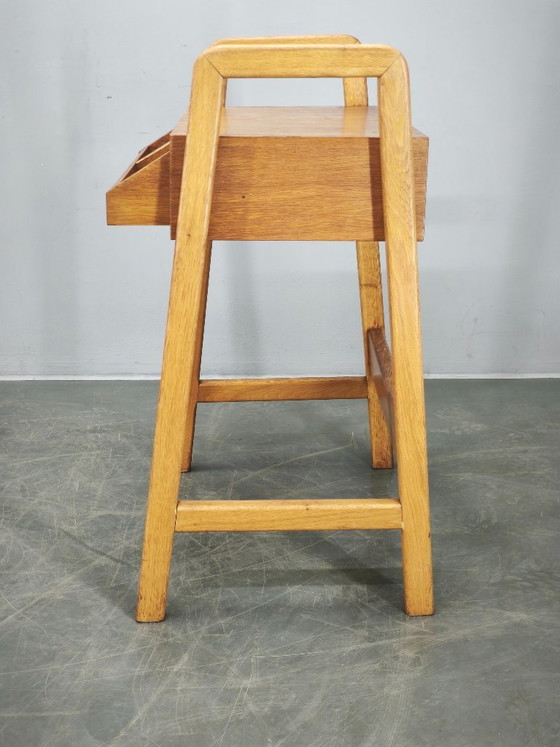 Image 1 of Table d'appoint en chêne tchèque des années 1960 avec tiroir de rangement intégré