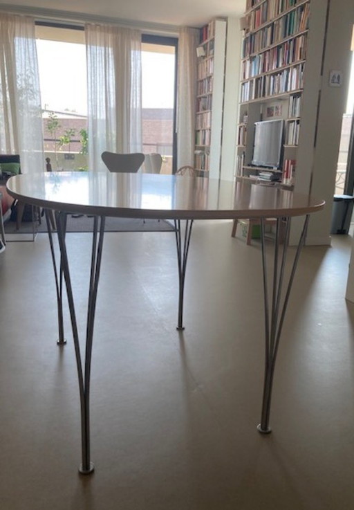 Superellips tafel van Bruno Mathsson en Piet Hein voor Fritz Hansen