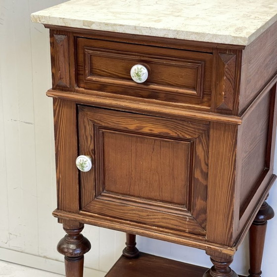 Image 1 of Table de chevet ancienne française chinée, meuble d'entrée en chêne avec plateau en marbre