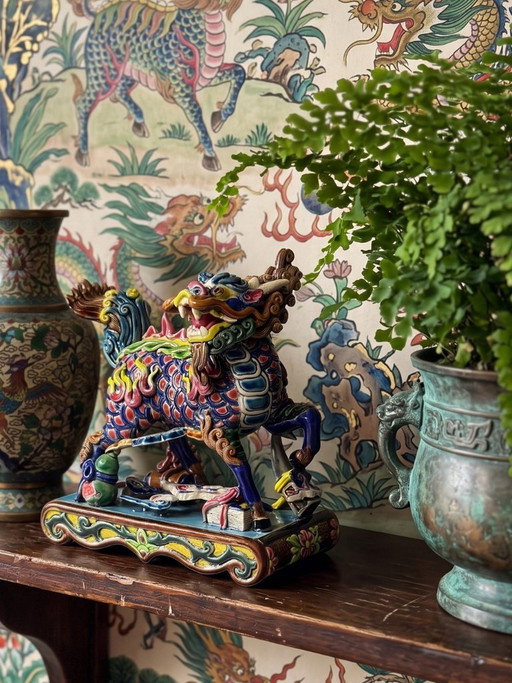 Gesigneerde Chinese polychrome geëmailleerde Jiaozhi keramiek Qilin/Kylin met doos – decoratieve objecten (photo 2 of 15)