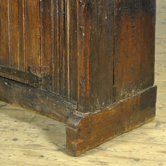 Image 1 of Baskische eikenhouten opbergkast, 17e eeuw