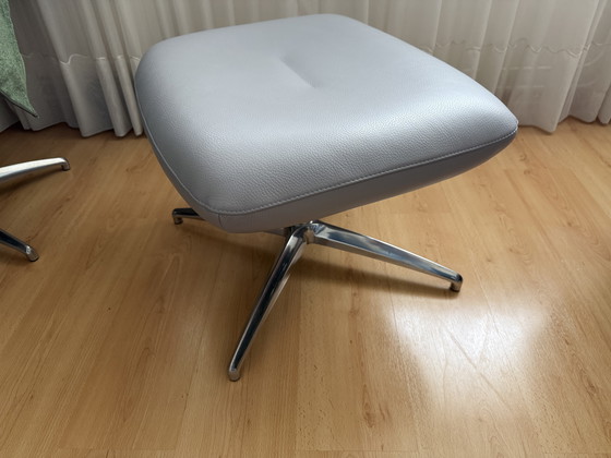 Image 1 of Poggiapiedi e cuscino poggiatesta per poltrona Leolux Caruzzo, colore grigio chiaro.