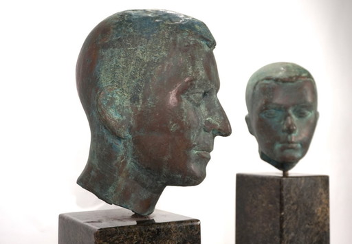 Ensemble de deux bustes en bronze sur stèles en granit par un élève de Georg Kolbe, 1925
