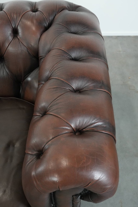 Image 1 of Canapé Chesterfield vintage 2 places en cuir de vachette marron foncé, de style anglais