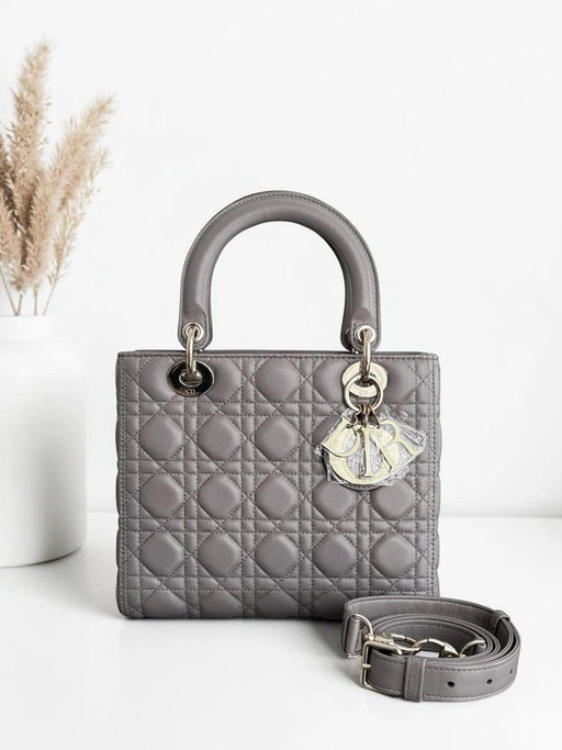 DIOR LADY MEDIUM - PELLE DI AGNELLO CANNAGE GRIGIO, DETTAGLI GRIGIO ORO, CINTURINO REGOLABILE