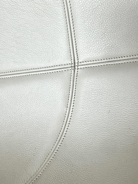 Image 1 of Poltrona girevole Moroso Fjord Relax in pelle bianca, gamba bianca