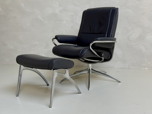 Stressless Paris Sessel mit niedriger Rückenlehne inkl. Fußhocker