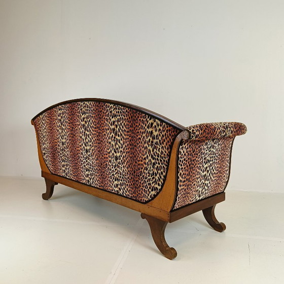 Image 1 of Sofá Biedermeier antiguo con ribete de leopardo