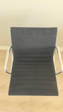 Vitra Eames EA 107, schwarzer Hopsak, Chrom