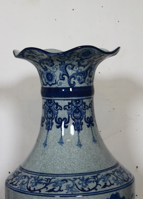 Image 1 of Een paar monumentale Chinese vazen met kobaltblauwe decoratie, eind 20e eeuw.