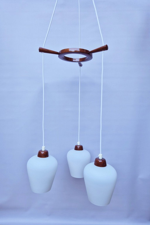 Lampadario vintage scandinavo - 3 lampadari - teak e vetro opalino - anni '50